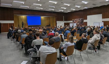 Das E-Mobility-Forum in der Aula; © NAOB e-mobility-forum1