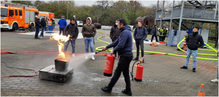Ein brennender Papierkorb wird simuliert brandschutz2