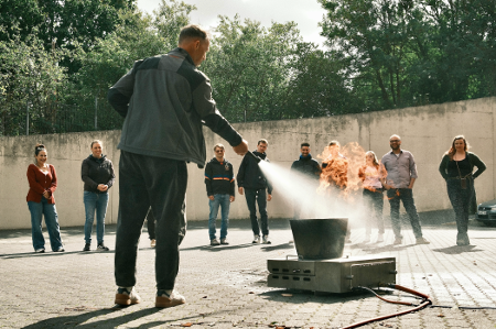 Brandhelfer Nr. 1 in action © NAOB brandschutz2