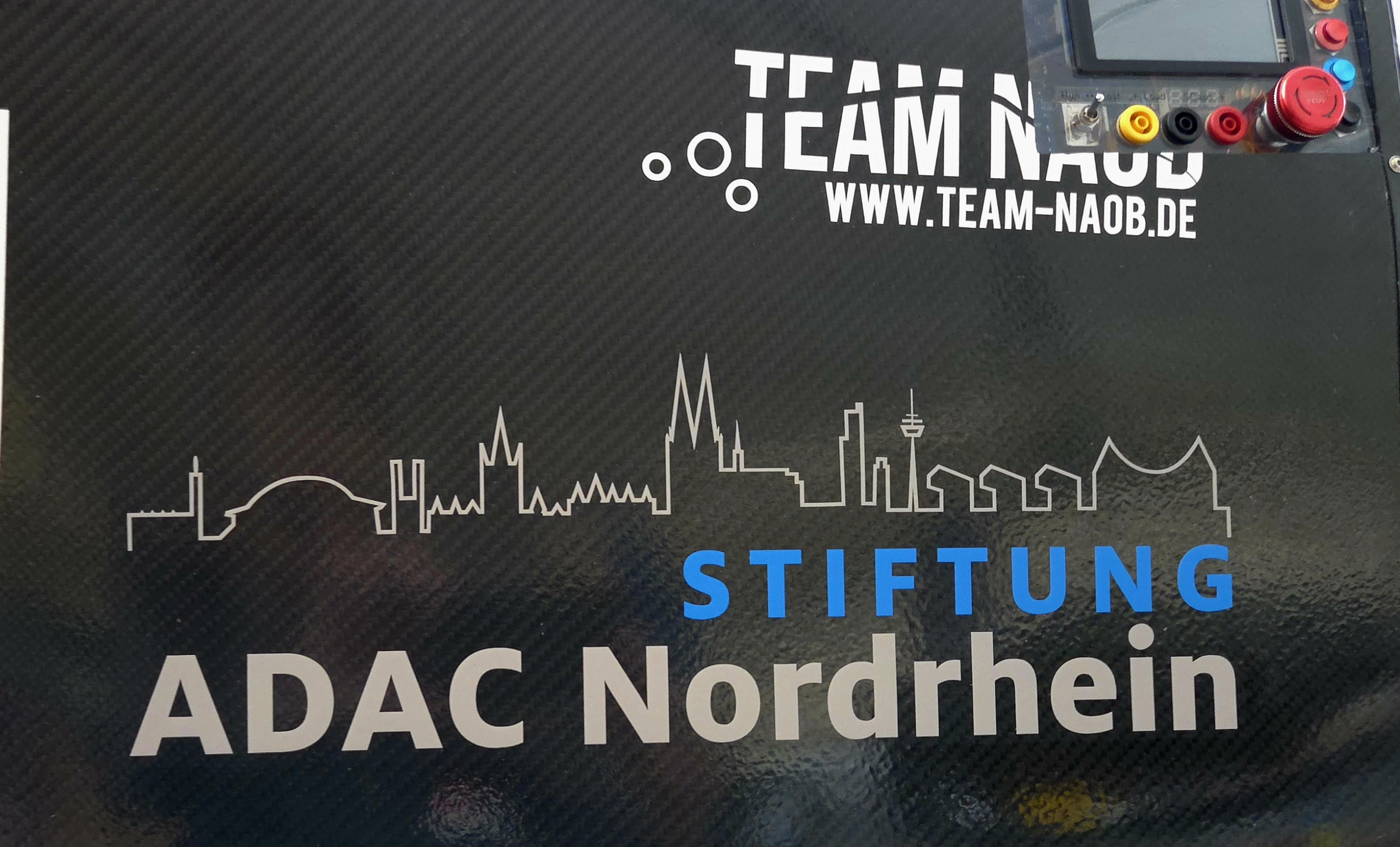 Stiftung-ADAC-Nordrhein-Logo auf dem H₂-Runnner SEM_2026_02