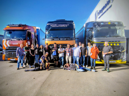 Alle nach einem erfolgreichen Test vor den Fahrzeugen 07_nach_einem_Test_vor_den_Fahrzeugen