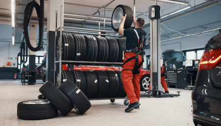 Das BionicBack Exoskelett unterstützt Mitarbeitende der Reifen- und Räderbranche bei Hebe- und Handlingtätigkeiten und reduziert die Belastung des unteren Rückens im Arbeitsalltag tire_cologne07